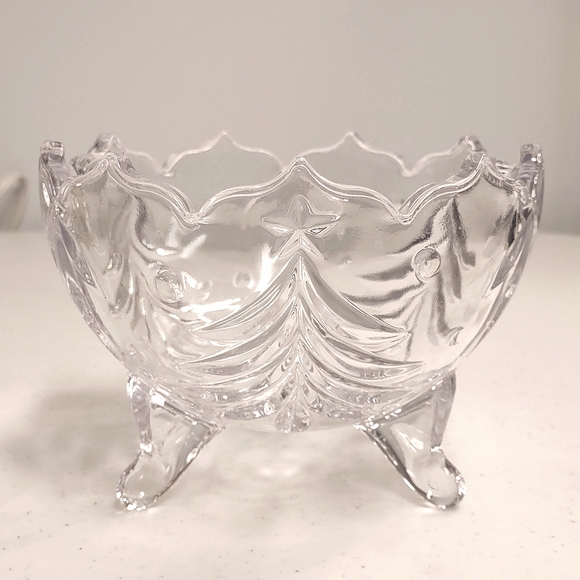 🎅 Three footed glass candy dish with Christmas tree & star motif🎄🤶 - Picture 1 of 9